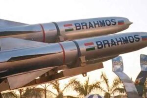 Brahmos Missile misfire: पाकिस्तान की सीमा में ब्रह्मोस दागने वाले वायुसेना के तीन अधिकारियों को रक्षा मंत्रालय ने किया बर्खास्त !