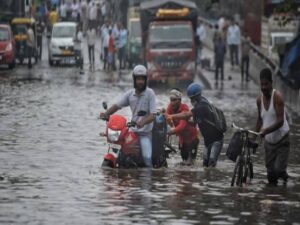 Flood crisis: MP में भारी बारिश से मचा हाहाकार, जलप्रलय से चारों ओर पानी ही पानी, सड़कों से संपर्क टूटा !