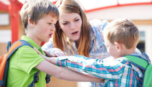 Parenting tips: क्या आपका बच्चा भी दूसरों से झगड़ता रहता है, उन्हें इस तरह समझाएं !