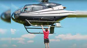 YouTuber ने एक हेलीकॉप्टर से लटकते हुए 25 pull-ups करके गिनीज वर्ल्ड रिकॉर्ड तोड़ा !