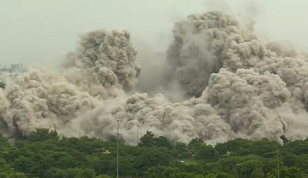 Noida twin tower demolished: नोएडा ट्विन टावर 9 सेकेंड में जोरदार धमाके के साथ पलक झपकते ही जमींदोज, चारों तरफ धूल ही धूल !