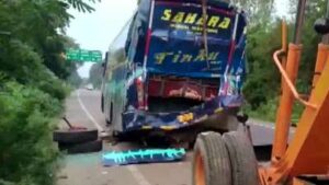 UP bus accident: बाराबंकी मे खड़ी हुई बस मे ट्रक ने मारी टक्कर, 4 की तुरंत मौत, दर्जनों घायल !