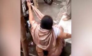 Watch viral video: मुंबई मे राज ठाकरे की पार्टी के नेता ने एक महिला को जड़ा थप्पड़ और दिया धक्का !