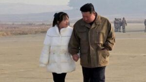 किम जोंग-उन की बेटी उत्तर कोरिया के बैलिस्टिक मिसाइल परीक्षण के दौरान पहली बार सार्वजनिक रूप से देखी गई !