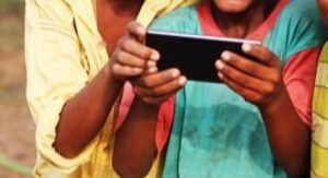 महाराष्ट्र के गांव में 18 साल से कम उम्र के बच्चों के लिए मोबाइल फोन के इस्तेमाल पर प्रतिबंध है !