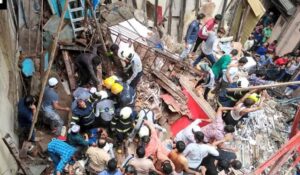 Lucknow news: लखनऊ के हज़रतगंज के पास गिरी इमारत, कई लोगों के फंसे होने की आशंका !