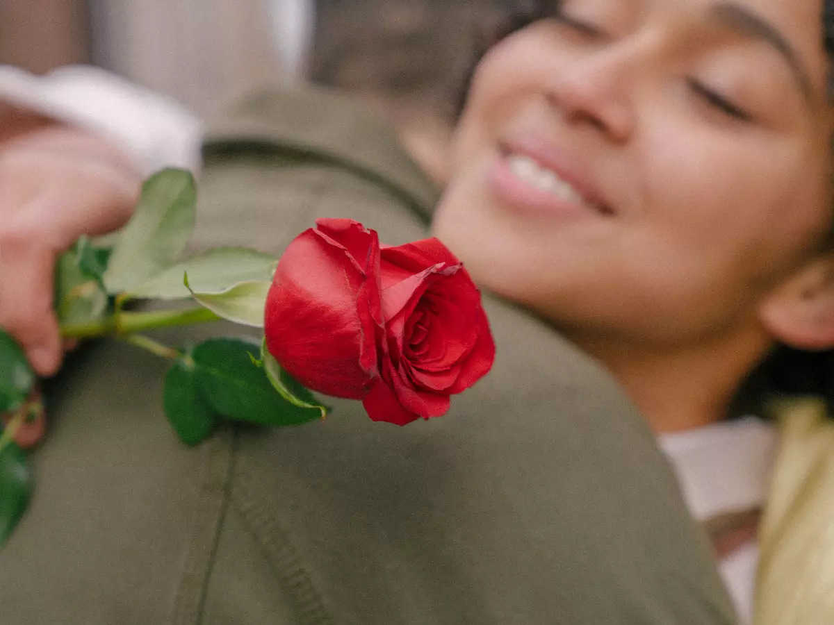 क्या आप जानते हैं लोग अपने प्यार का इजहार केरने के लिए गुलाब का फूल क्यों देते हैं, आइये जानें !