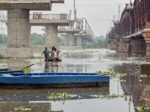 Delhi flood: दिल्ली के ITO में भरा पानी, यातायात ठप; खराब ड्रेन रेगुलेटर को ठीक करने पहुंची सेना