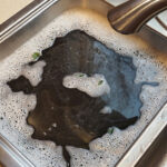 Tips to unclog kitchen sink: बिना प्लम्बर के भी आसानी से खोल से है आप अपने कीचेन का जमा हुआ सिंक, जानें घरेलू उपाय !