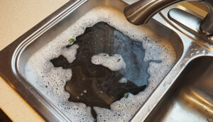 Tips to unclog kitchen sink: बिना प्लम्बर के भी आसानी से खोल से है आप अपने कीचेन का जमा हुआ सिंक, जानें घरेलू उपाय !